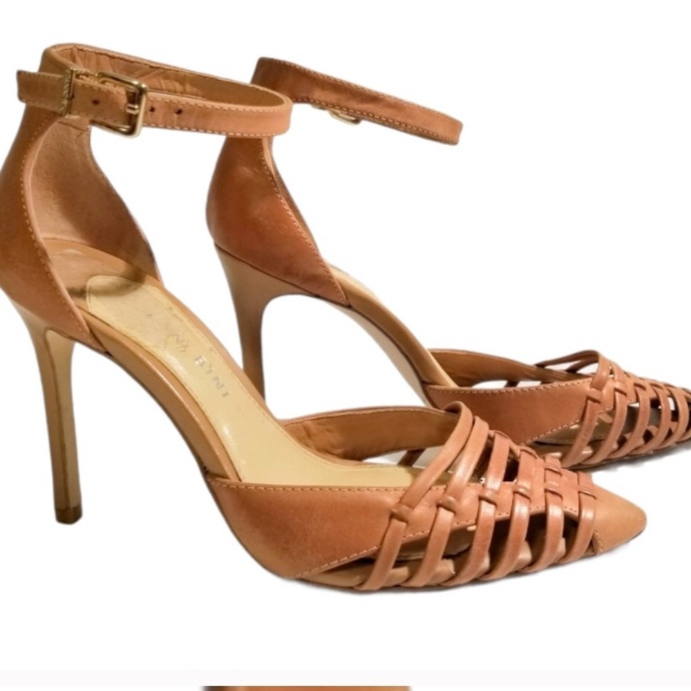 I’m looking for it Gianni Bini heel. Size 6 or 6.5